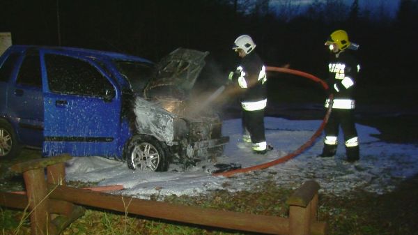 Pożar samochodu na drodze do Krakowian