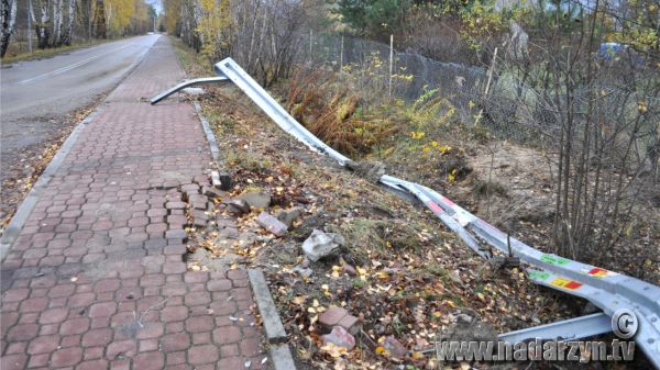 Uszkodzony chodnik, zabezpieczenie i część ogrodzenia