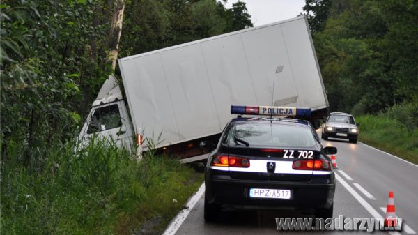 Duża plama oleju na drodze wojewódzkiej 721