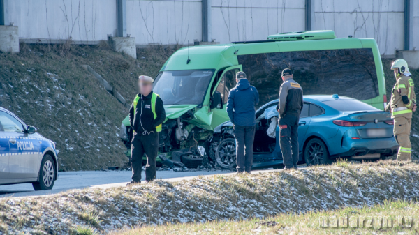 Zderzenie busa z autem osobowym. Poszkodowanych 7 osób