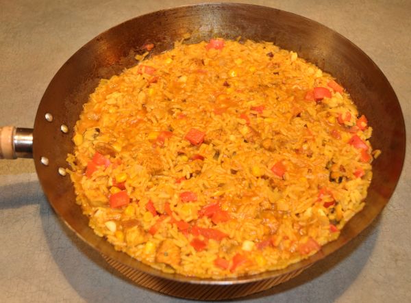 PAELLA Z OWOCAMI MORZA I KURCZAKIEM