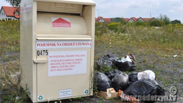 Przy pojemnikach na ubrania coraz częściej tworzone są wysypiska śmieci