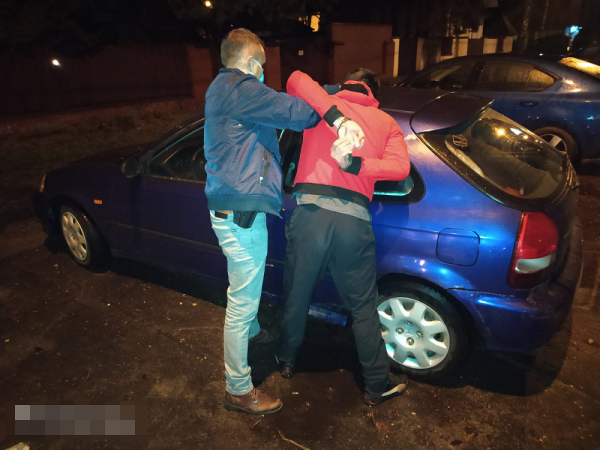 Obywatel Ukrainy zatrzymany za kradzież samochodu i pieniędzy